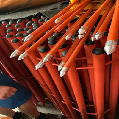 Varilla roja de FRP de 16 mm de diámetro con punta metálica fija como señal de infraestructura pública