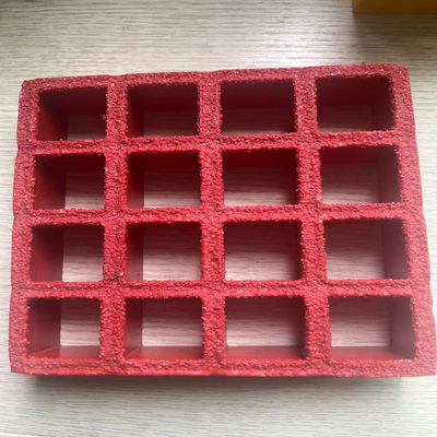 Tamaño de malla 38x38mm, rejilla moldeada en FRP de color rojo., superficie antiderrapante con arena en la superficie.