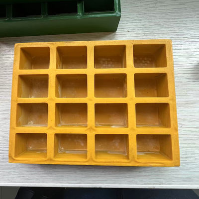 Rejilla moldeada de FRP de tamaño de malla 38x38mm de color amarillo, superficie plana con cubierta en un lado para pasarela