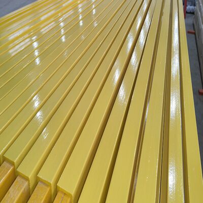 Tubo rectangular de FRP por proceso de pultrusión, cepillando la superficie con cierta pintura, para alcanzar una demanda muy alta en suavidad superficial y buen aspecto