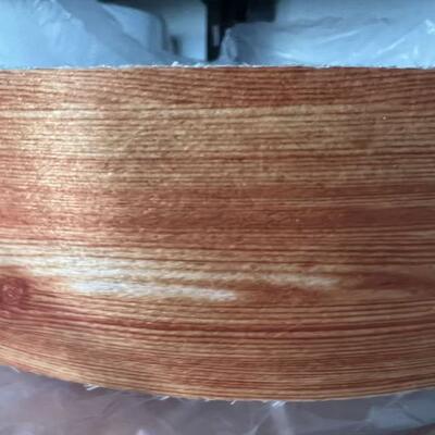 40gsm tejido de superficie de poliéster de grano de madera para el refuerzo de fibra de vidrio FRP, patrón decorativo de grano de madera rojo para las solicitudes en la superficie del perfil y la perspectiva